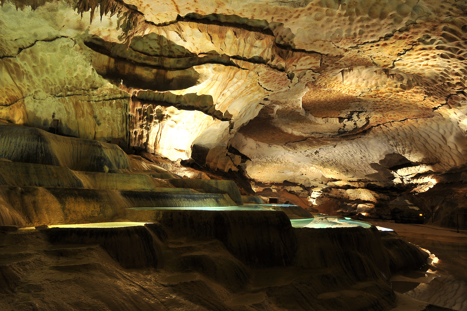 Halb-gours Grotte Saint Marceleinmalig  in Europa